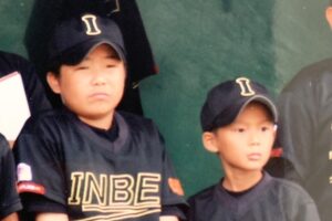 左から小学校三年生の頓宮裕真、小学１年生の山本由伸