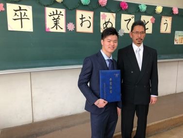 卒業式での那須川天心（左）