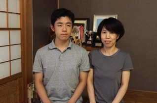 藤井聡太さん（左）と母親（右）