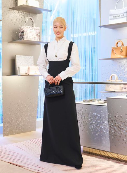 Dior店内の江村美咲