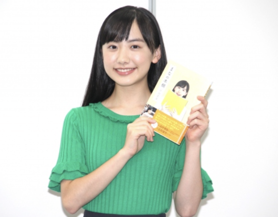 単行本「まなの本棚」を発売した芦田愛菜