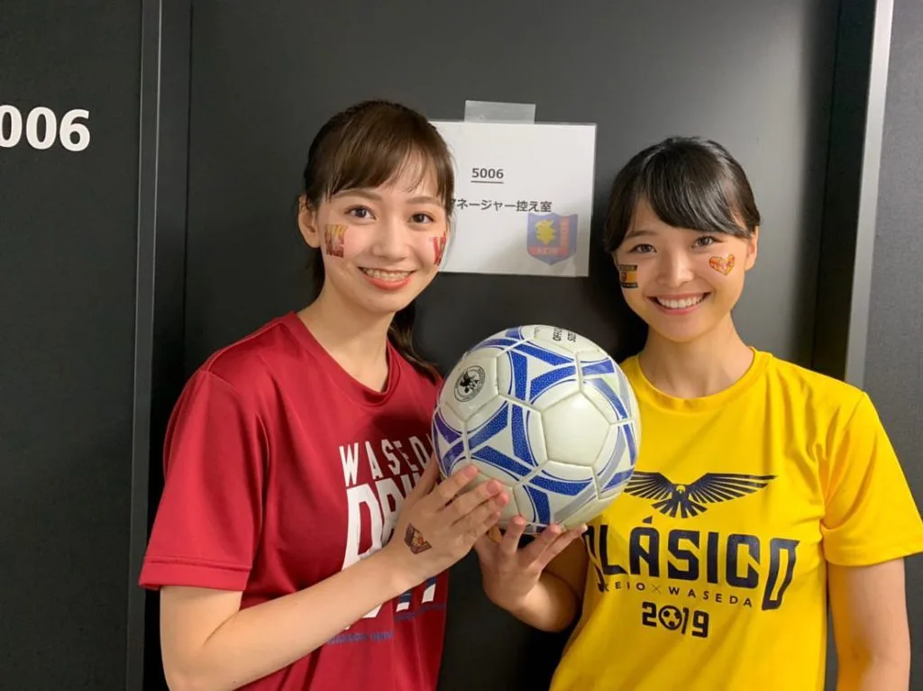 「サッカー早慶戦」の応援マネージャー石川みなみ（左）と渡邊渚（右）