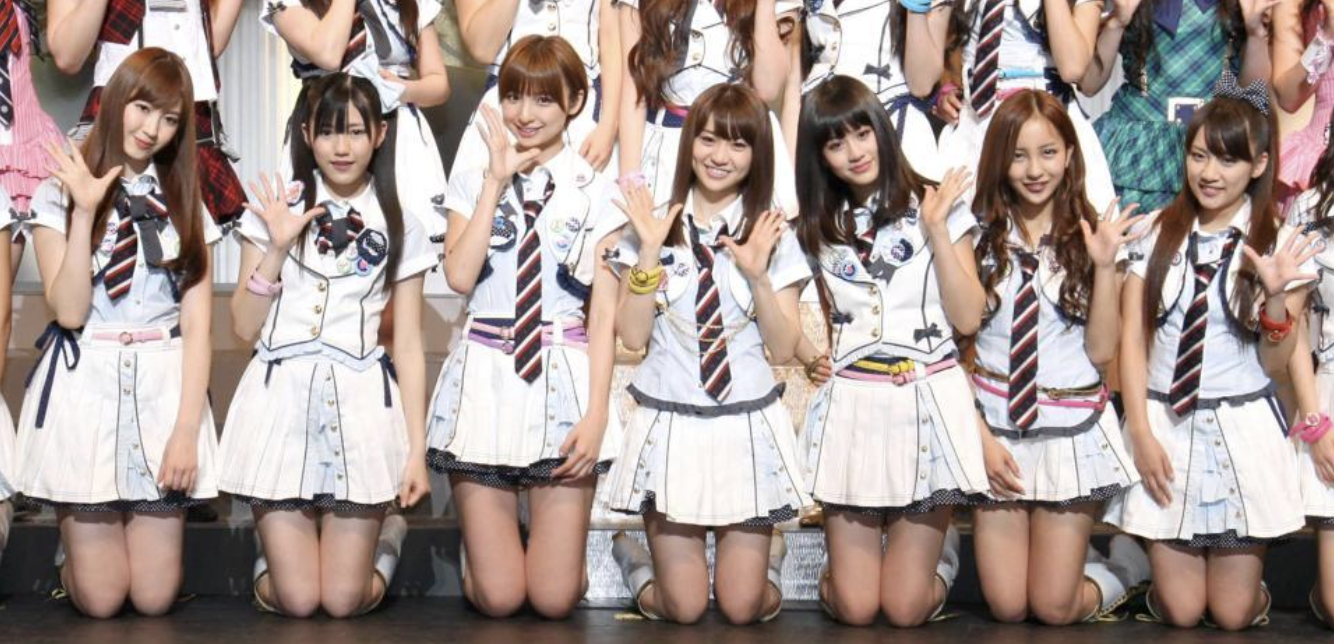 AKB48初期の神セブンメンバーの渡辺麻友（左から２番目）