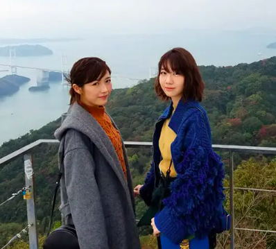 左から渡辺麻友と柏木由紀