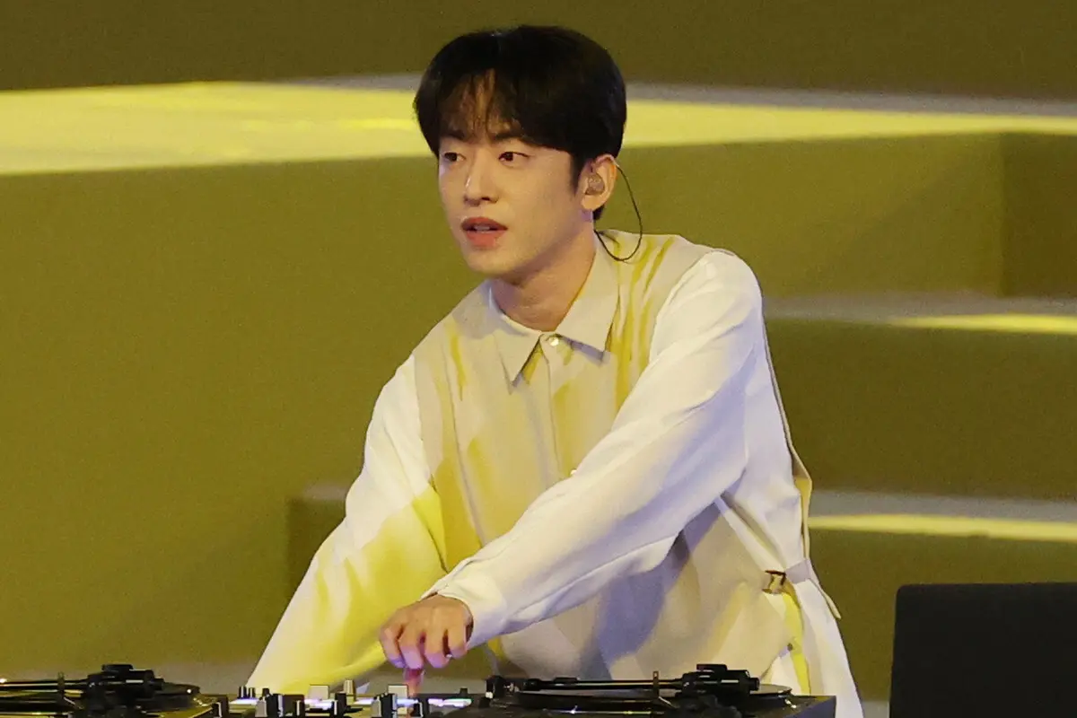 DJプレイをするDJ松永