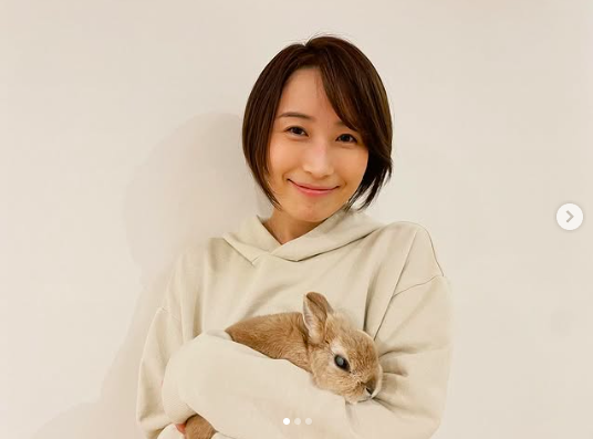 うさぎを抱く近藤奈央