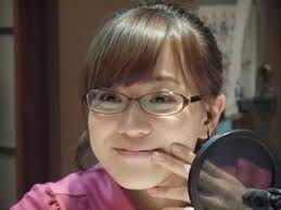 めがね姿の江藤愛