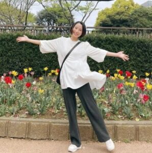 ゆったりした衣装を着た近藤奈央
