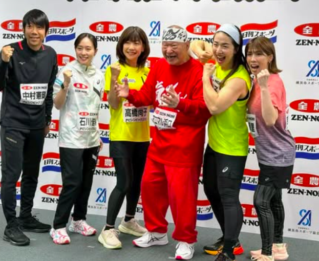アニマル浜口（左から3人目）