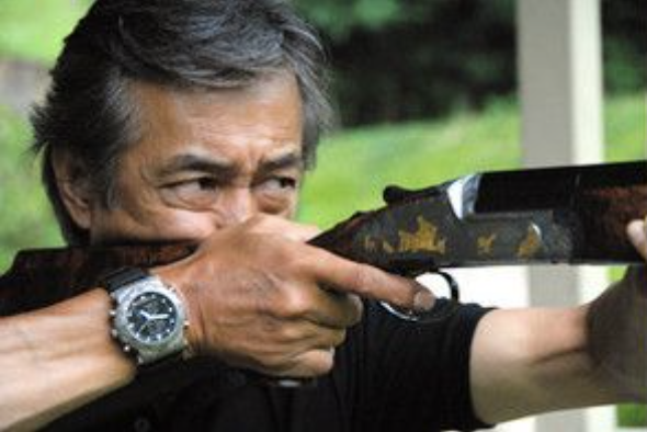 クレー射撃をする岩城滉一