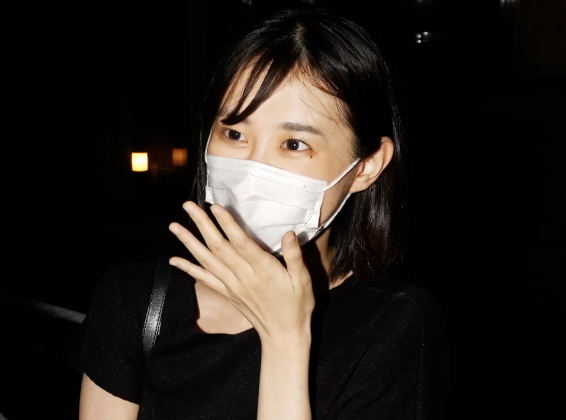 熱愛スクープの取材を受ける若林有子