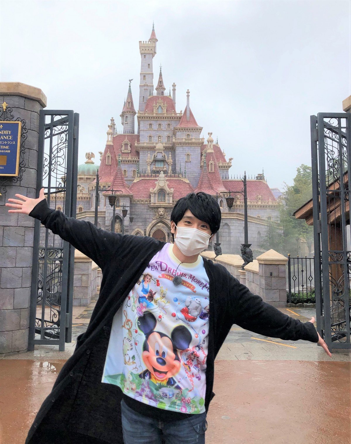 ディズニーランドを取材する風間俊介
