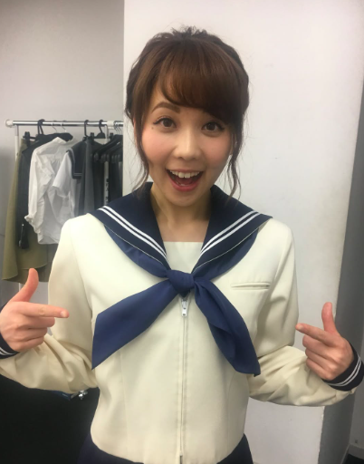 ヒロド歩美のセーラー服姿
