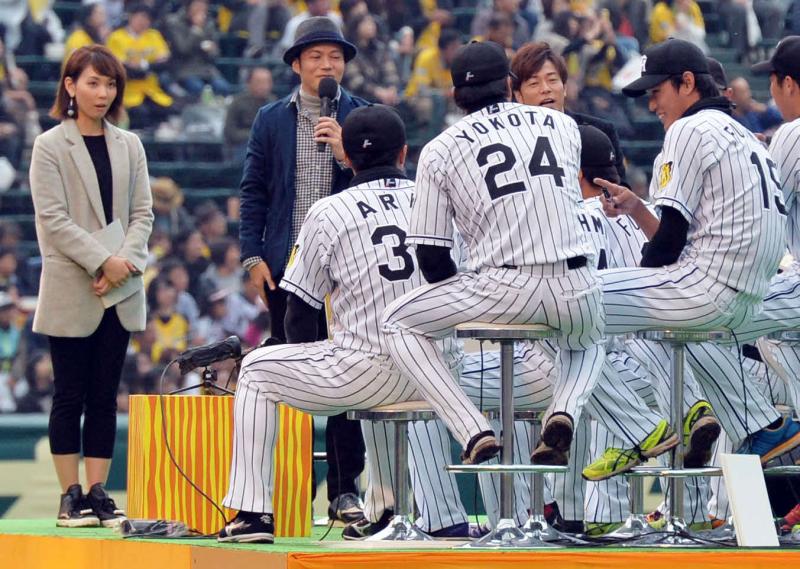 ファン感謝デーでのヒロド歩美（左）と藤浪晋太郎（右）