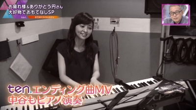 ピアノ演奏する中谷しのぶ