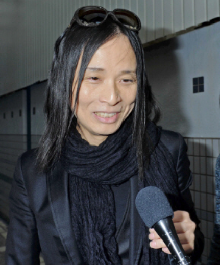 中山美穂との離婚でインタビューを受ける辻仁成