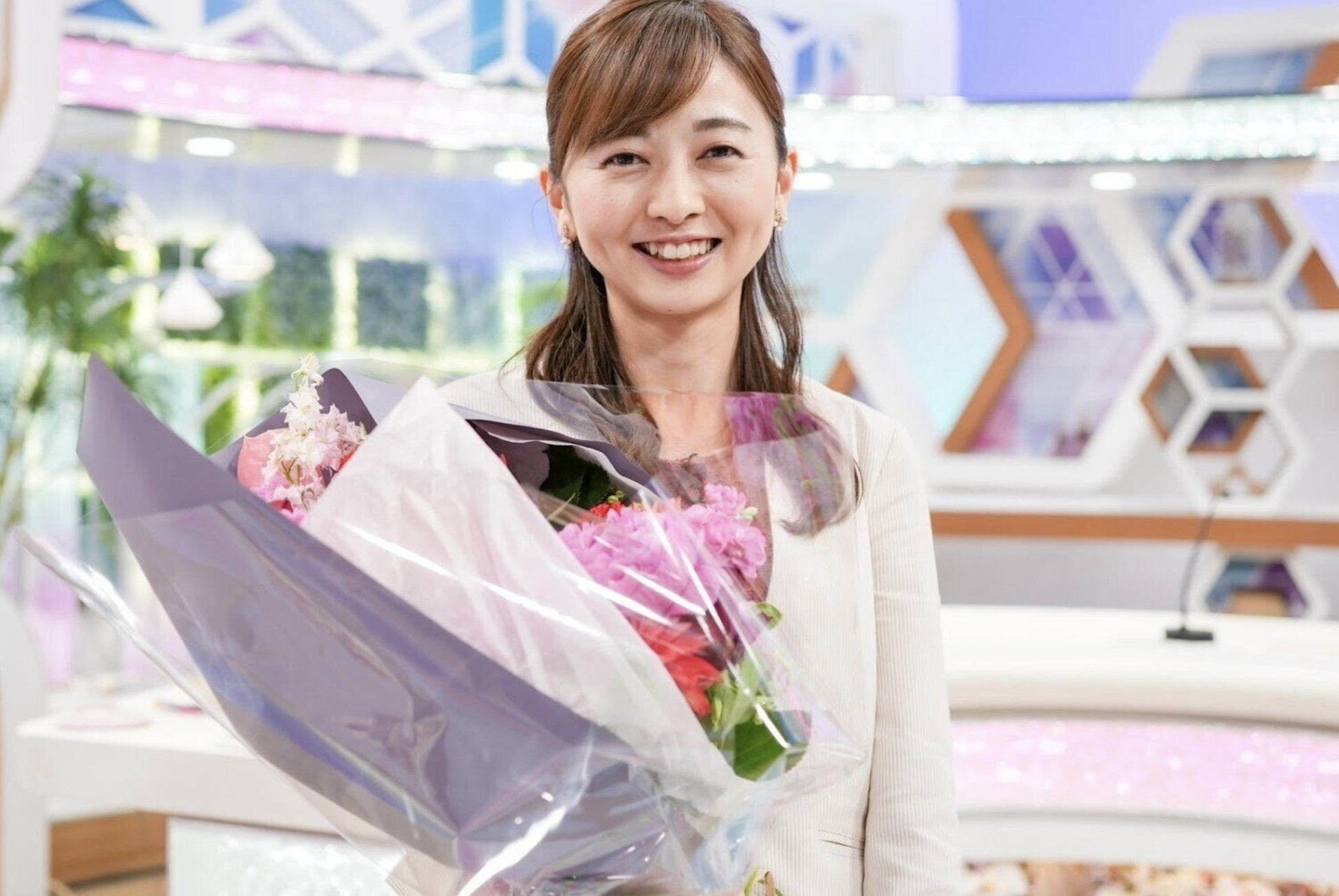 結婚を発表して花束を受け取る中谷しのぶ