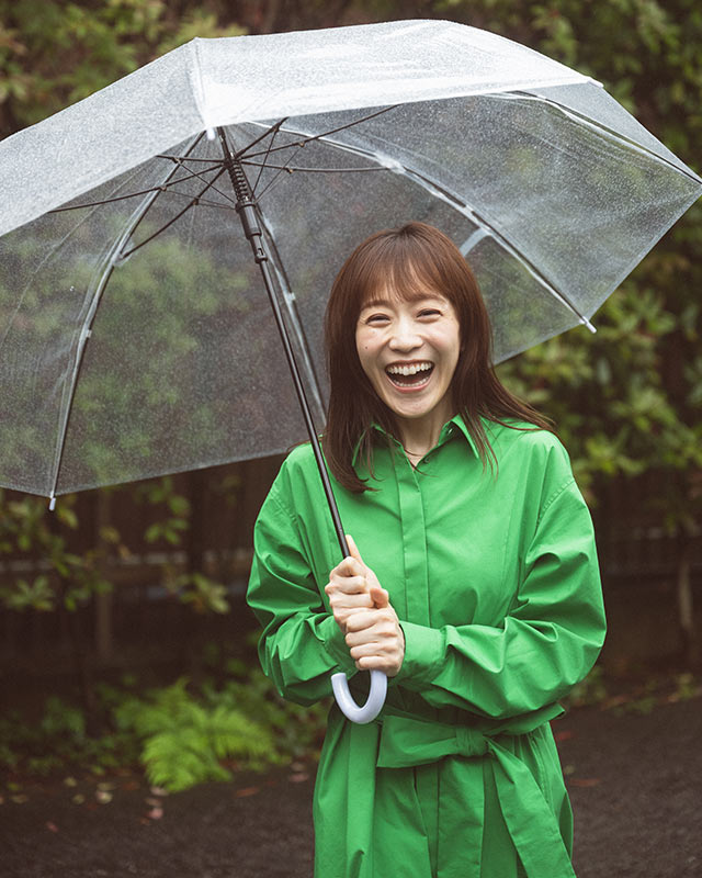 傘をさす江藤愛