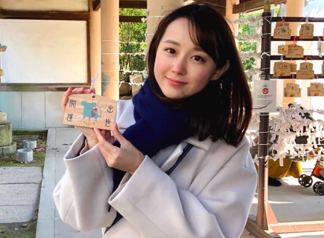 初詣をする若林有子