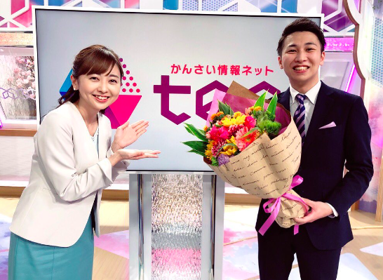 同僚男性アナが結婚し花束を渡す中谷しのぶ