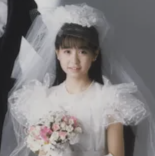 岩井由紀子のウエディングドレス姿