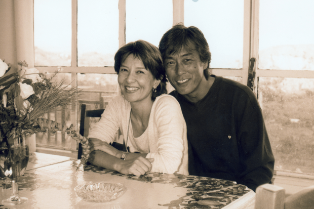 岩城滉一（右）と結城アンナ（左）