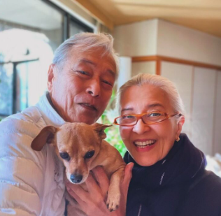 岩城滉一（左）と妻の結城アンナ