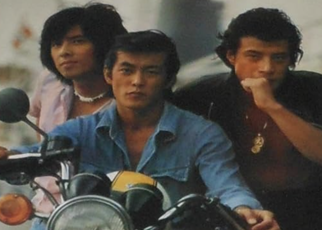 東映1977年カレンダーの岩城滉一（中央）