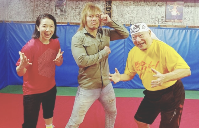 浜口京子と内藤哲也（中央）とアニマル浜口