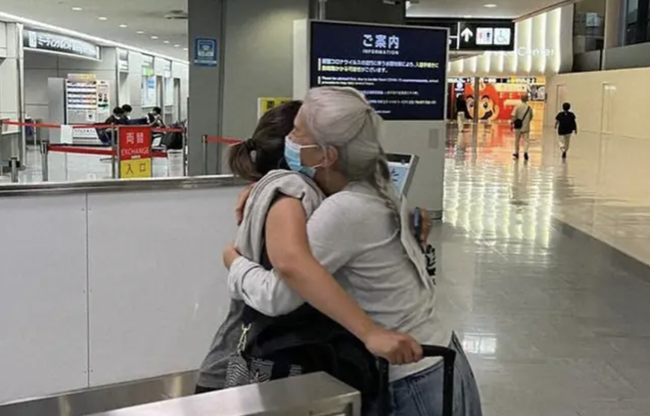 海外から帰国した娘を出迎える母の結城アンナ