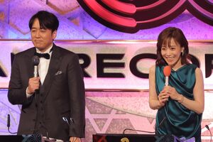 番組の司会をする江藤愛と安住紳一郎