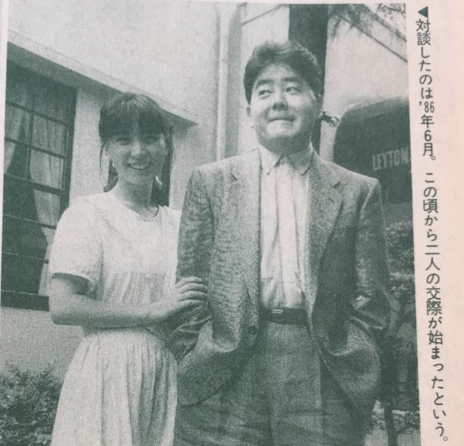 秋元康（右）と 高井麻巳子（左）の若い頃