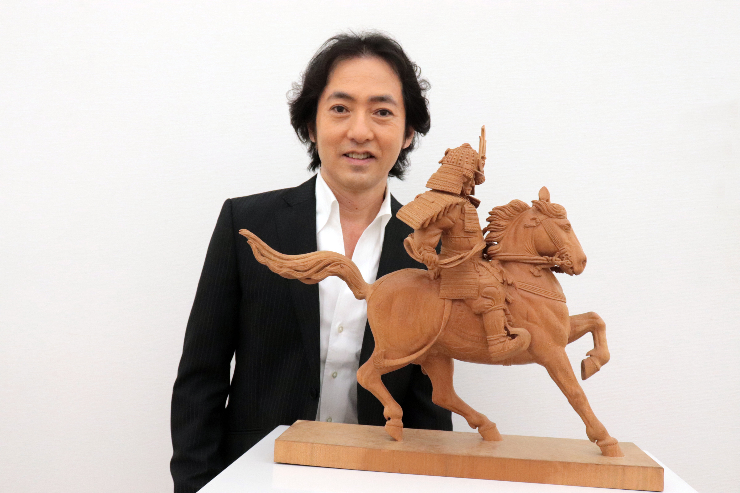 秋川雅史と彫刻作品