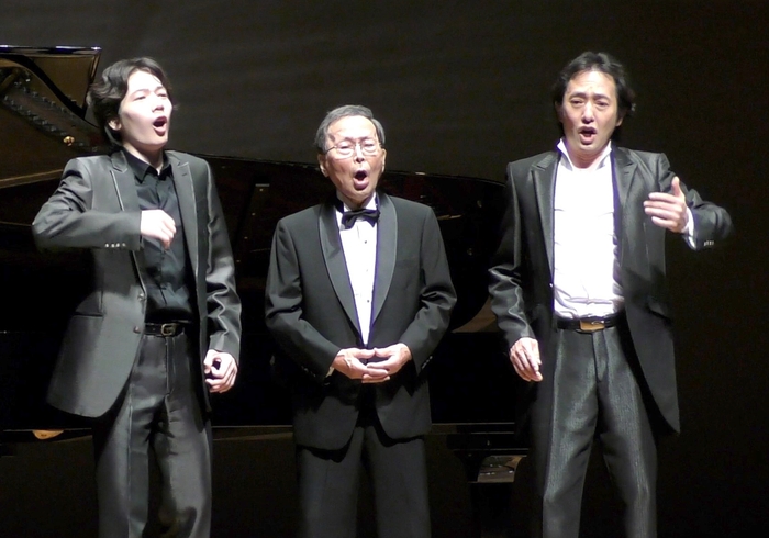 秋川雅史（右）と父親（中央）と息子（左）