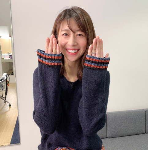 結婚指輪をしている虎谷温子