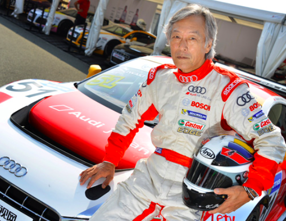 自動車レースに参戦する岩城滉一