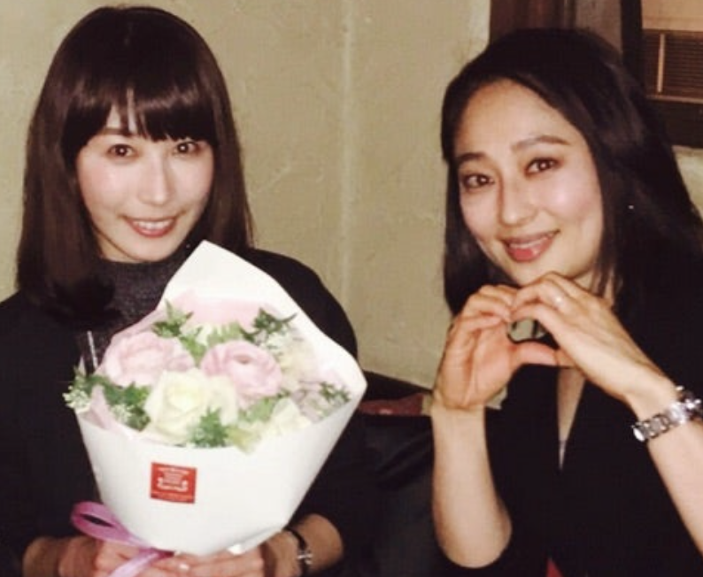花束を持つ近藤奈央（左）と両手でハートマークを作る水野悠希（右）