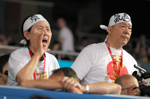 試合会場で娘を応援する父親のアニマル浜口と母親の初枝