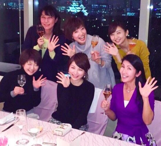 読売テレビの同僚アナウンサーと中谷しのぶ（右後ろ）