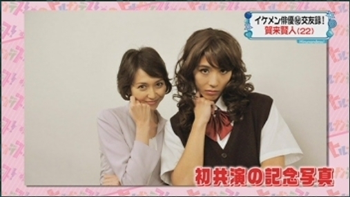 賀来千香子（左）と役で女装した賀来賢人（右）
