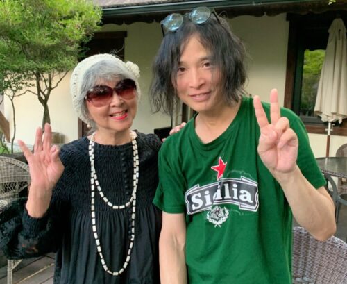 辻仁成（右）と母方のいとこの英子（左）