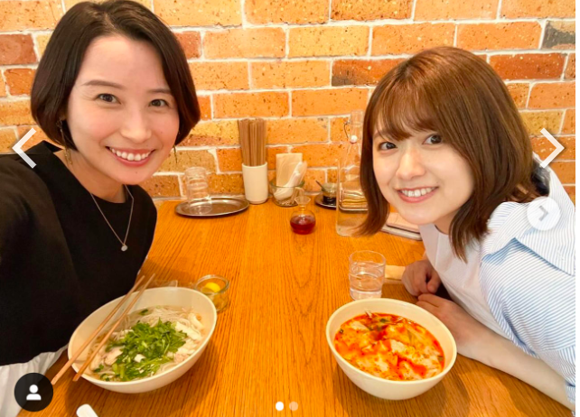 近藤奈央（左）と日テレの尾崎里紗アナ