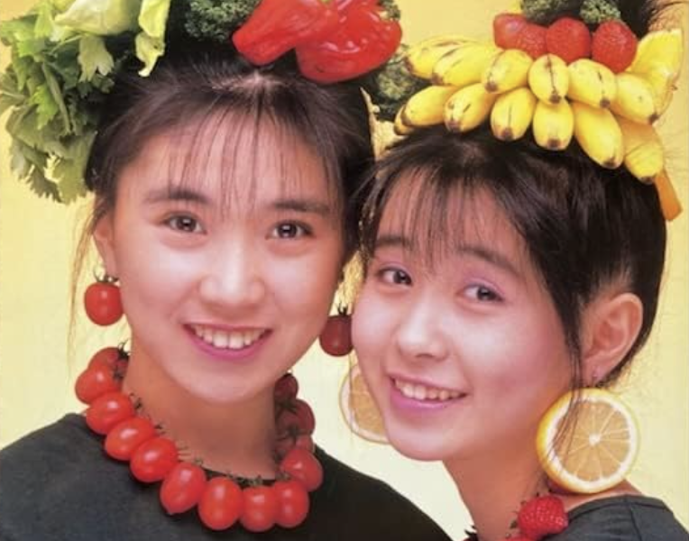 高井麻巳子（左）と岩井由紀子（右）「うしろゆびさされ組」