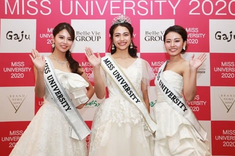 「ミスユニバーシティ2020」準グランプリ獲得時の大仁田美咲（左）