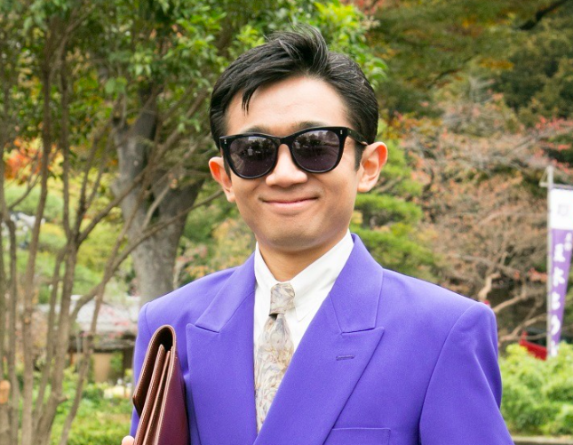 サングラス姿のえなりかずき