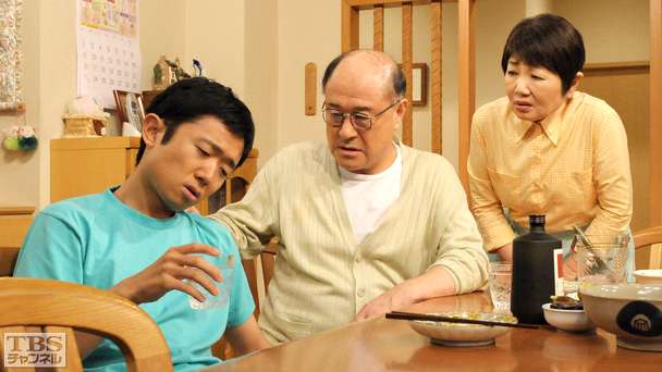 えなりかずきが演じる「渡る世間は鬼ばかり 」の小島眞（左）