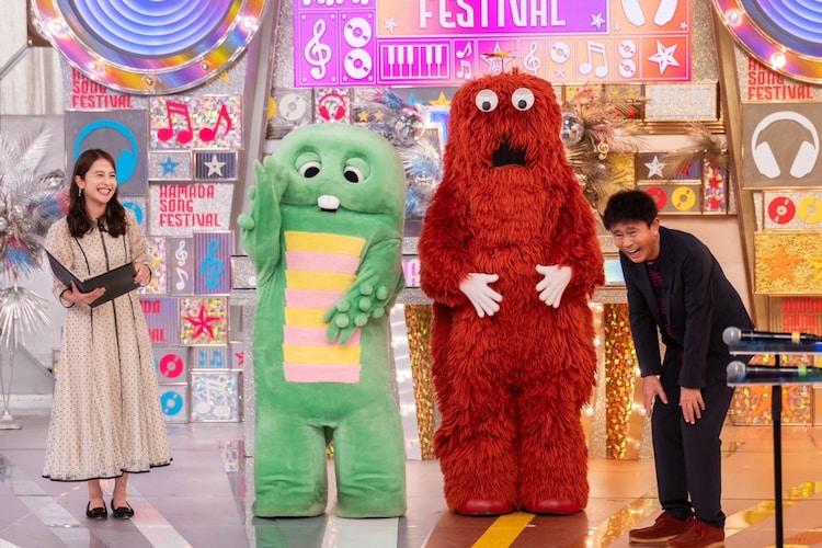 テレビに出演する日比麻音子（左）