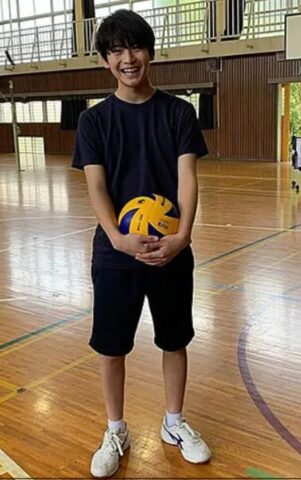 バレーボールをする高橋文哉