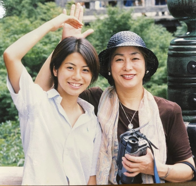 久保田直子（左）と母親