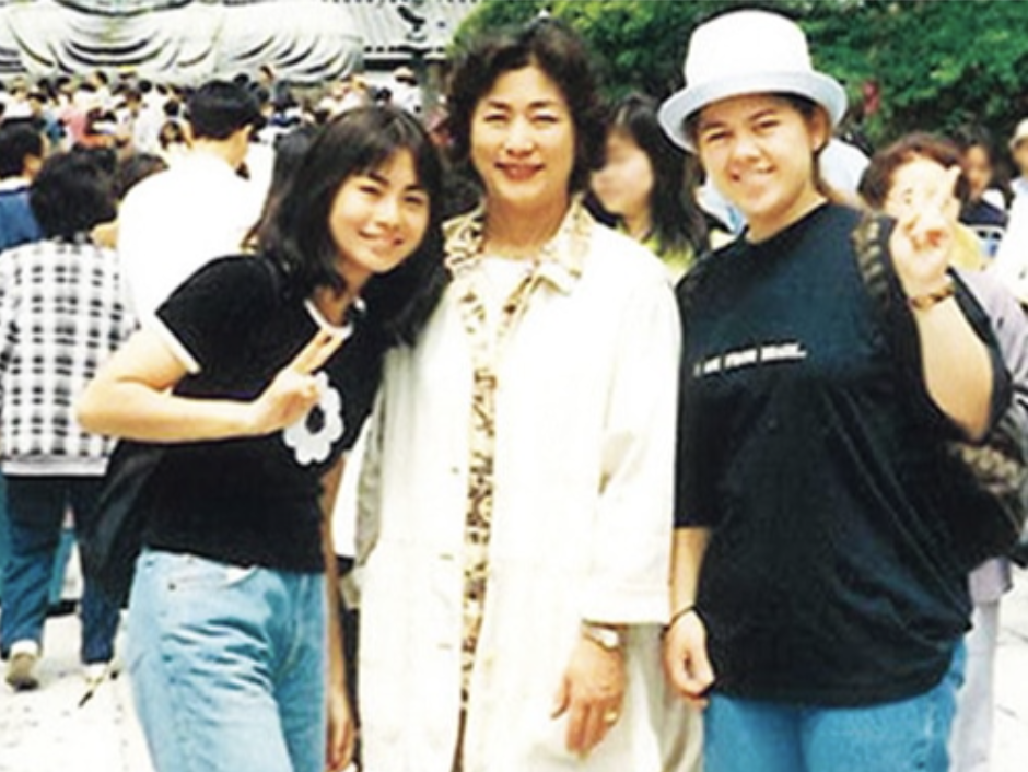 久保田直子（左）と母親（中央）